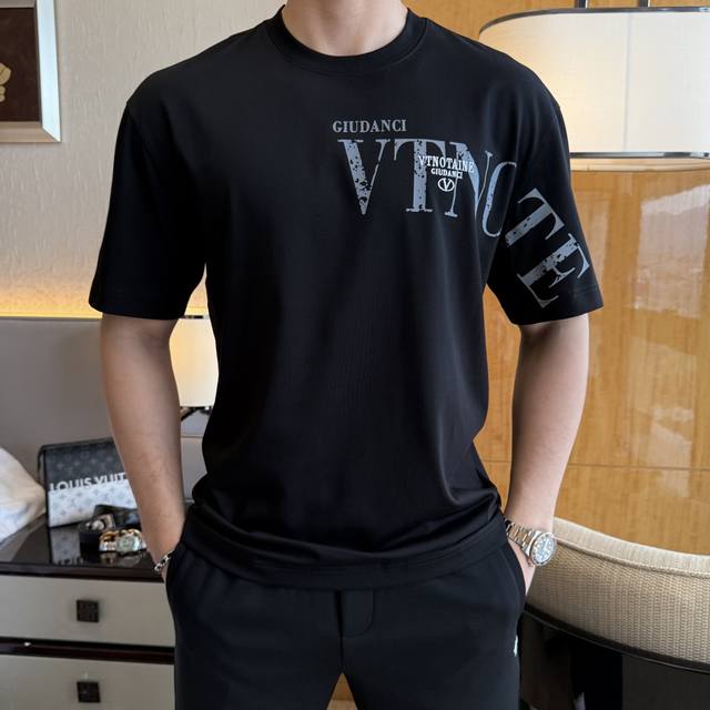 华伦天奴 2025Ss蛇年贺岁款春夏精品宽松版短袖T恤 官网同步 高端品质 定制顶级长绒棉面料，顶级大厂1:1制作，时尚大牌重工艺Logo设计，手感柔软细腻 穿