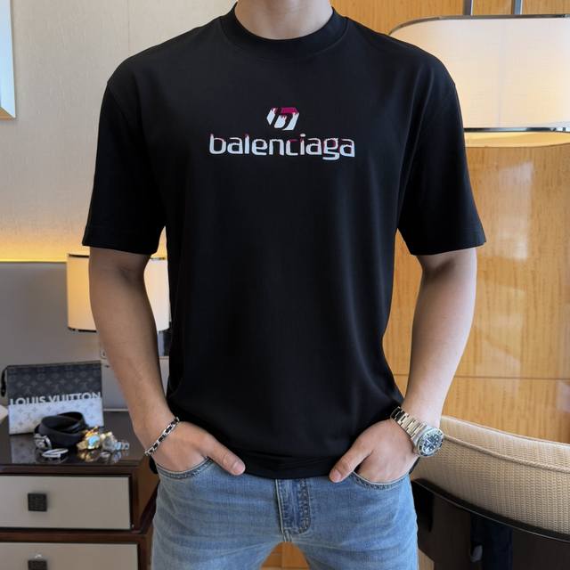 巴黎世家 2025Ss蛇年贺岁款春夏精品宽松版短袖T恤 官网同步 高端品质 定制顶级长绒棉面料，顶级大厂1:1制作，时尚大牌重工艺Logo设计，手感柔软细腻 穿