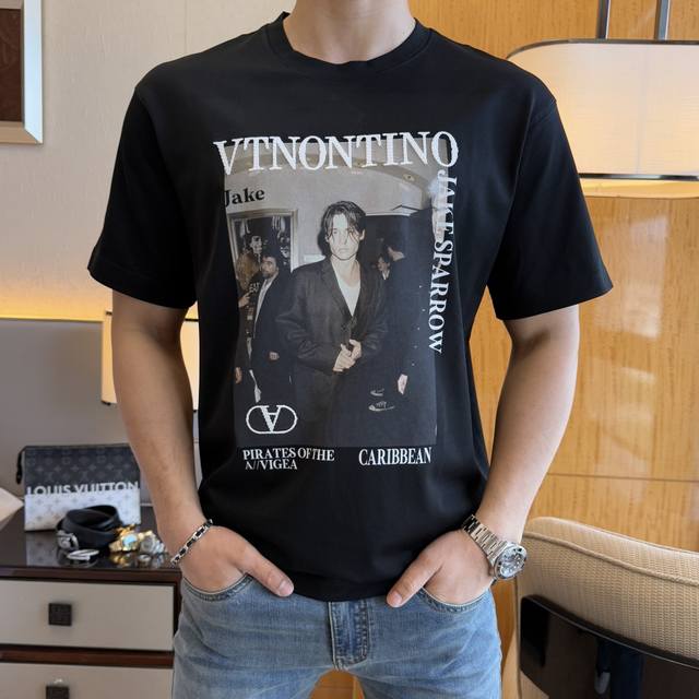 华伦天奴 2025Ss蛇年春夏精品宽松版短袖T恤 官网同步 高端品质 定制顶级长绒棉面料，顶级大厂1:1制作，时尚大牌重工艺Logo设计，手感柔软细腻 穿着亲肤