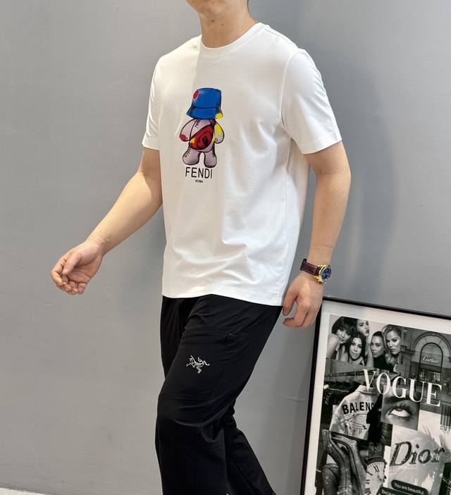 Fendi芬迪25S夏季新款圆领短袖.胸口烫画设计.卡通造型非常减龄.成就2025最火最潮的Icon...客供190G丝光纯棉布料.手感柔软细腻上身舒适透气..