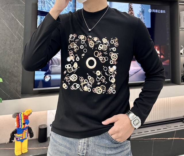 Lv 早秋新款圆领长袖T恤，常规版型男女同款。定制高级面料手感柔软舒适带有弹力，时尚大气，上身效果超赞。手感细腻不起球不掉色。 整个图案精心制作 匠心独具。 半