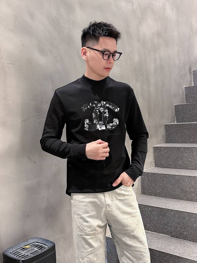 新品 秋冬新款Ch*Nel Cc标识精简刺绣加厚圆领长袖打底衫 经典著作,超时髦的精简款短T属于单穿内搭的圣品.客供埃及针织棉面料,裁剪工艺细节处理到位,穿着舒