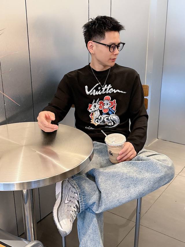 L*V秋季男士圆领长袖T恤打底衫！简约的设计，胸口经典基础立体字母手绘，干净清爽简单大方.不限年龄的单品推荐 常规版型！上乘面料，自然高级！！！表面亲肤顺滑，贴