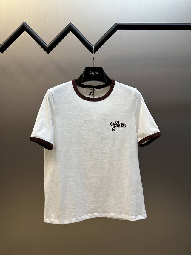 赛琳 撞色刺绣短袖 进口全棉材质，通体素色打底配合领口袖口撞色包边设计。胸前点缀标志性字母刺绣装饰 Size：S M L