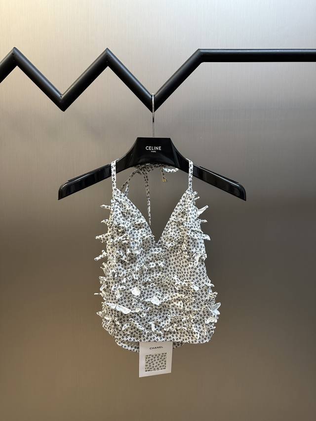 一套 套装不单卖 香奈儿 沙滩风碎花套装小吊带短裙，重工艺技术，手工缝制每一朵小花！ Size：S M L