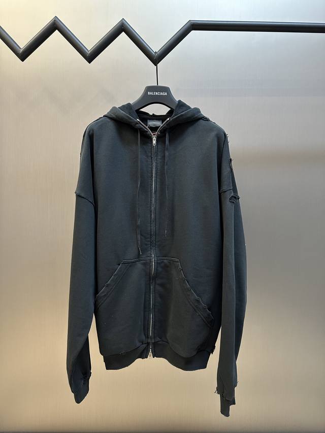 巴黎世家 字母胶带拉链卫衣外套 定制蜜棉云絮柔绒雅致料，前幅同质化Clean Fit呈现磨破的痕迹若隐若现，洗水黑的冷峻与磨破的随性相互碰撞，后幅Securit