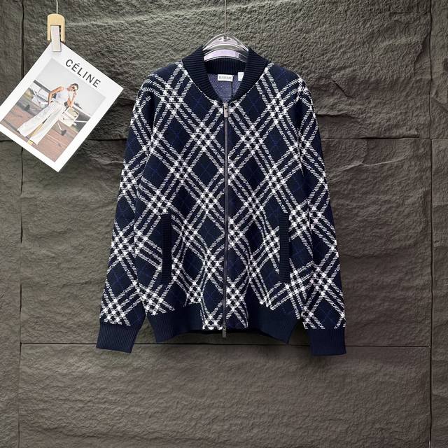 顶级版本 巴宝莉2025新款经典菱形格情侣款针织拉链毛衣外套 高版本高版本 面料采用32支棉纱混纺材质，亲肤不扎身，不起球、 手感很柔软、超级舒服 时尚又个性