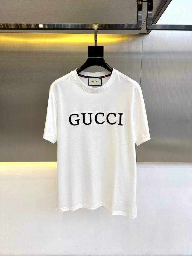 Gucci、2025春夏男士新款Logo圆领短袖T恤。进口定织面料%100纯棉、面料手感丝滑柔软，透气亲肤性极佳，着身无比的舒适，整体质感相当之高！衣身胸前标志