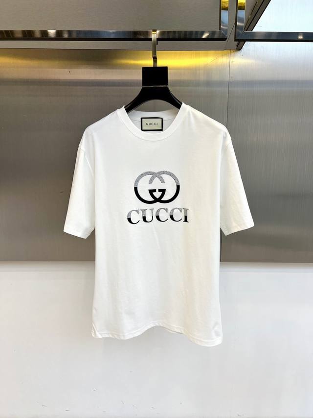Gucci、2025春夏男士新款圆领短袖T恤。进口定织面料100%纯棉、面料手感丝滑柔软，透气亲肤性极佳，着身无比的舒适，整体质感相当之高！衣身胸前标志性Log