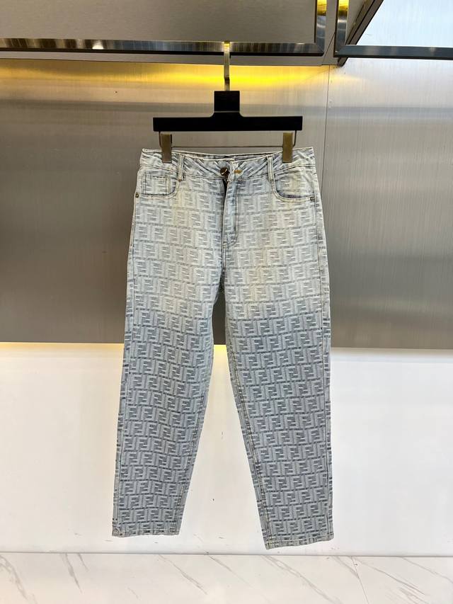 芬迪、25Fw新品男士经典老花元素复古水洗牛仔裤！甄选客供进口重磅丹宁棉质牛仔面料精心制成，高端水洗磨白工艺处理，整体色泽简约出众，面料质感亲肤细腻，富有优越的