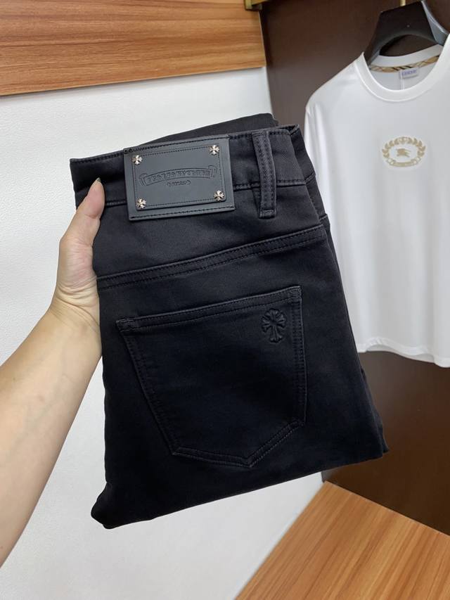 克罗心 25Ss秋冬新款 男士小直筒原单 牛仔裤 秋冬新款超柔软，弹力面料，复杂的手工艺叠加，任何一个洗水环节多停留几秒都会变成完全不一样的颜色效果，所以越加珍