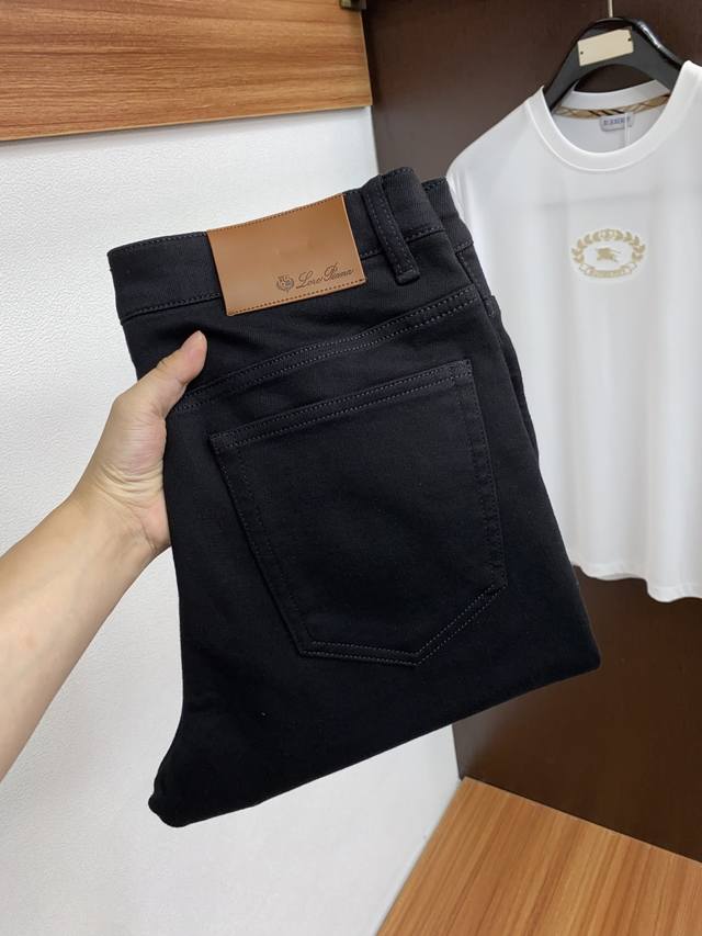 Lp诺悠翩雅 2025秋冬新款牛仔裤 干净利落剪裁，都市风十足 采用精纺纯棉面料手感软糯干爽，上身效果挺括有型。五金精致，商务休闲非常好看如此众多的顶级原料，打