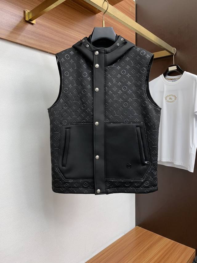 LV 路易威登 官网同款，提前发售 2025Ss秋冬 新款男士夹克马甲外套，原单高端版本 专柜定制面料 透气舒适度高，细节无可挑剔，品牌元素设计理念，体现高品质