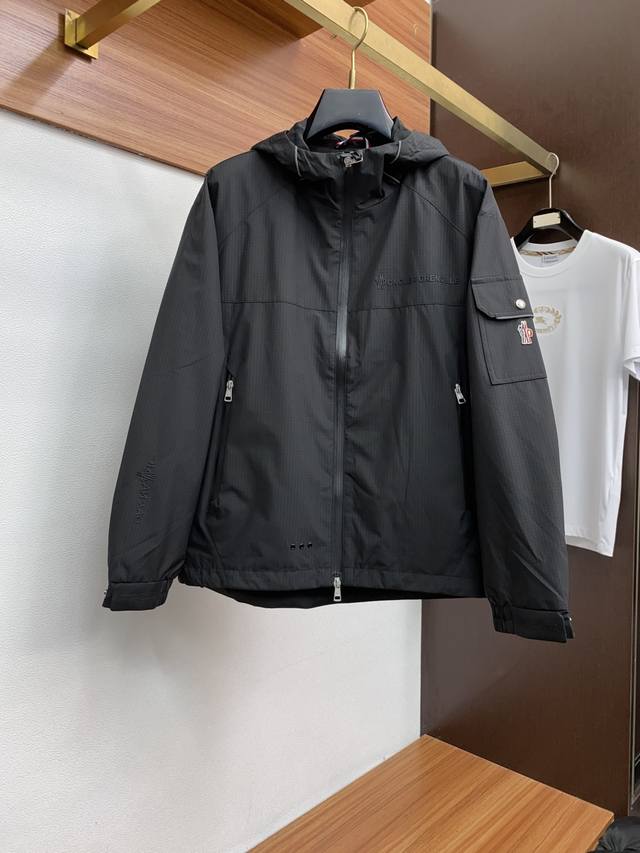 蒙口 官网同款，提前发售 2025Ss秋冬 新款男士夹克外套，原单高端版本 专柜定制面料 透气舒适度高，细节无可挑剔，品牌元素设计理念，体现高品质。手感细腻柔软