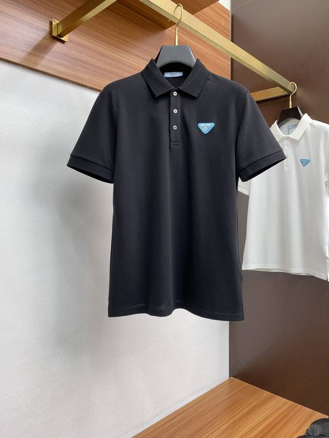 普拉达 2025春夏新品细纹珠地商务polo，极简的衣身造型！ 顶级针织棉质混纺质地 整体的触感极为舒适，弹力十足亲肤效果高级，经典时尚翻领 polo衫短袖 贸