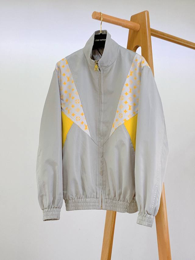 Louisvuitton 路易威登 2025Fw早秋新品 时尚与功能兼具的灰色运动风外套 标志性的Monogram图案以亮眼的黄色呈现，错落分布在浅灰色的面料上