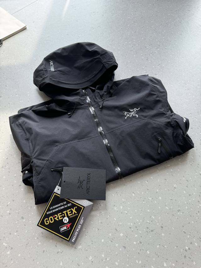 基础黑色！！ 防风防水：采用先进的面料技术，如 Gore-Tex 等，确保冲锋衣具有良好的防风和防水性能，保护身体免受风雨的侵袭。 透气性能：通过合理的面料选择