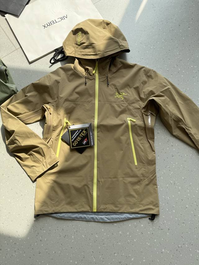 性能： 防水性能就不用多说，通勤平时徒步完全能够胜任，试过中雨在山里徒步，完全没有问题，加上比其他系列轻薄，透气性真的很好。