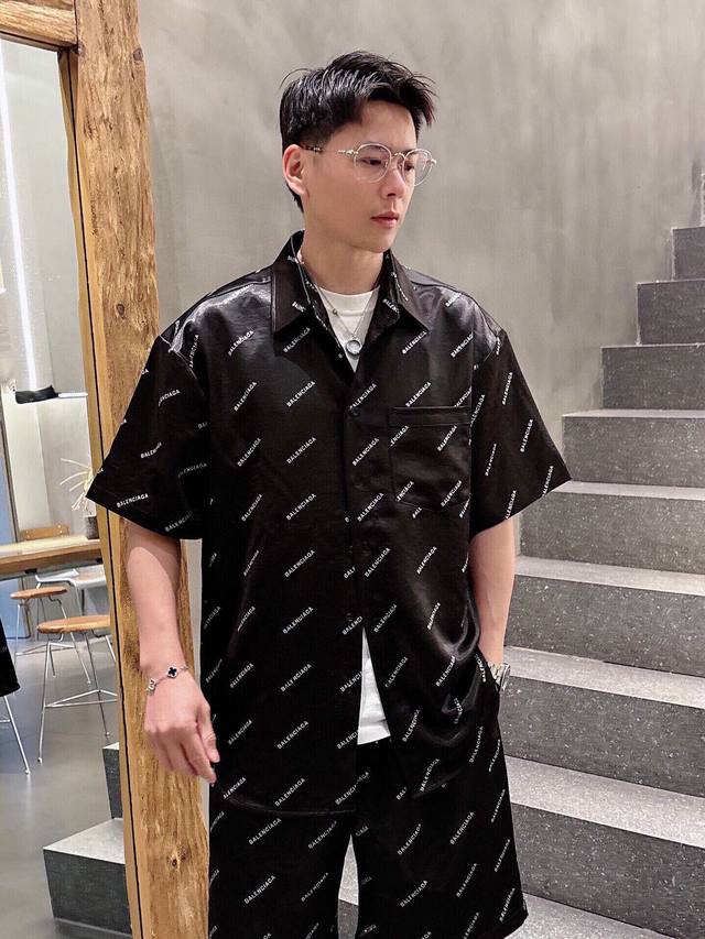 裤子p 衣服 p 巴家新款休闲裤！品牌经典Logo，定制高品质 克醋酸面料套装。高支高密，面料很厚实的，做了防勾丝处理，手感跟真丝一样舒适度极好，手触感：烈。辦