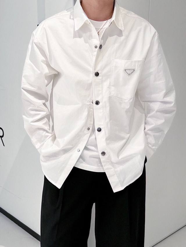 prada普拉达新款精品衬衣！口碑的王牌渠道释出，又一款上身自带高级感精品衬衫，让你系日常休闲与商务一体百搭款！定制纯棉面料定织衬衣， 面料质感丝滑柔软 细腻亮