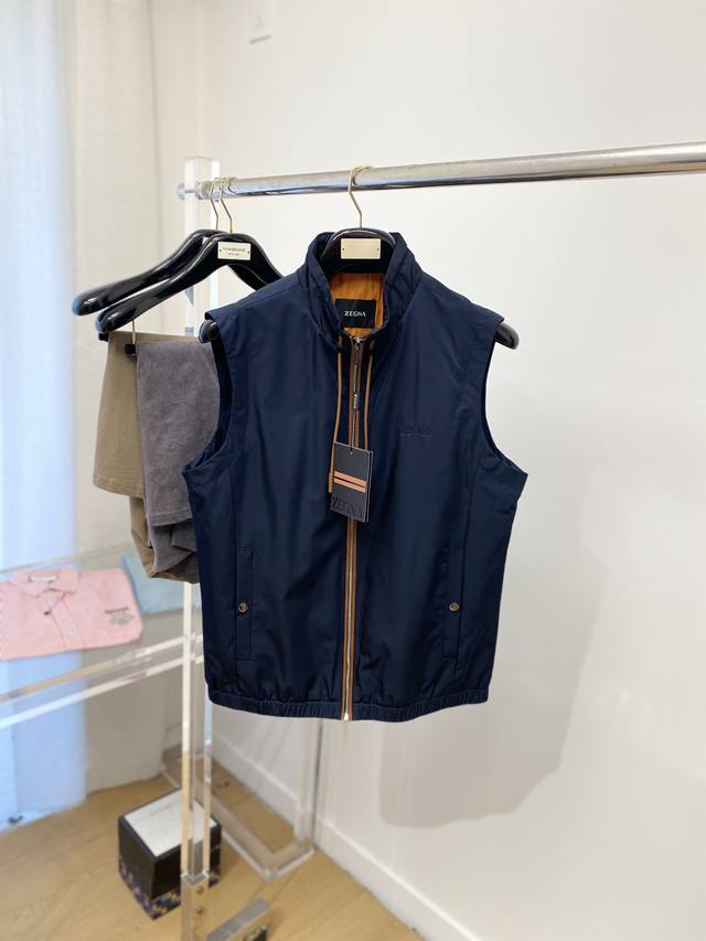 杰尼亚、2025新品夹克马甲外套，时尚帅气，胸前精致刺绣字母Logo，简约百搭款，定制原版面料，不仅挺括，保持潮流的廓形，又穿着舒适，纱织更细腻，码数M-3Xl