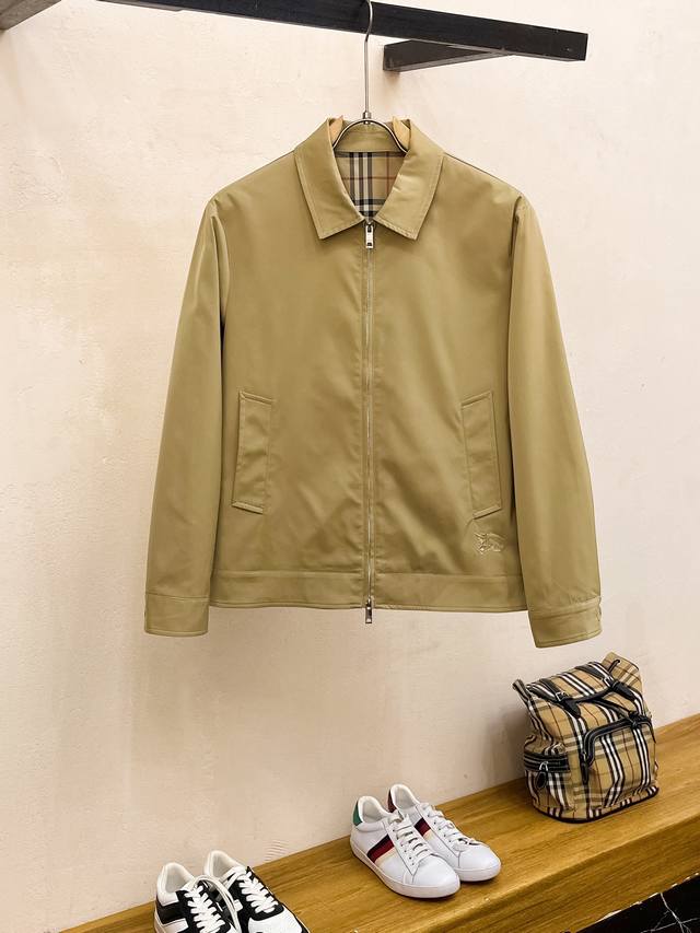 开春新品 巴宝莉 外套 2025春夏新款爆款专柜新款休闲时尚夹克 超前卫设计风格 细腻舒适 穿着非常轻便不易起皱。多重重工艺 整体的设计颇具视觉感，上身休闲有型