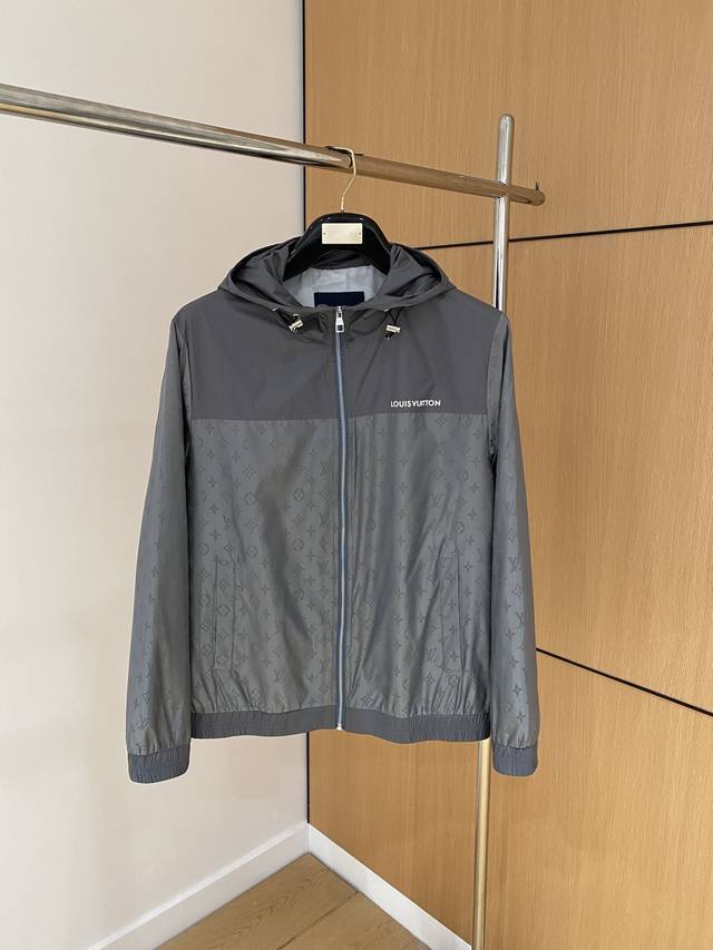 Lv 路易威登 外套 外套新品 爆款 秋冬新款爆款专柜新款休闲时尚夹克 超前卫设计风格 细腻舒适 穿着非常轻便不易起皱。多重重工艺 整体的设计颇具视觉感，上身休
