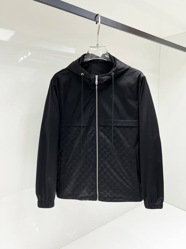 开春新品 古驰 外套 2025春夏新款爆款专柜新款休闲时尚夹克 超前卫设计风格 细腻舒适 穿着非常轻便不易起皱。多重重工艺 整体的设计颇具视觉感，上身休闲有型，