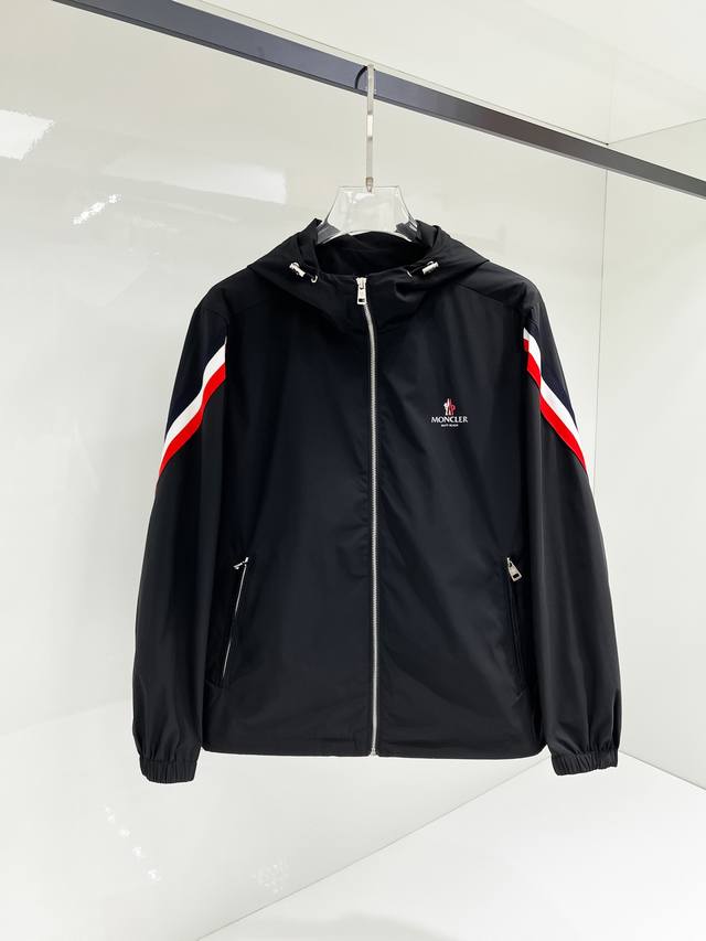 开春新品 蒙口 外套 2025春夏新款爆款专柜新款休闲时尚夹克 超前卫设计风格 细腻舒适 穿着非常轻便不易起皱。多重重工艺 整体的设计颇具视觉感，上身休闲有型，