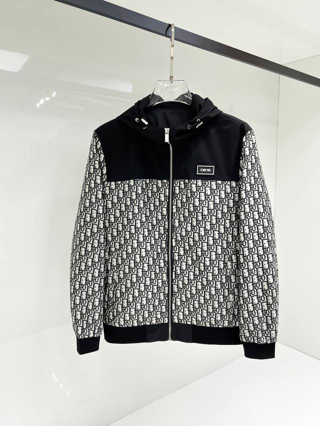 开春新品 迪奥 外套 2025春夏新款爆款专柜新款休闲时尚夹克 超前卫设计风格 细腻舒适 穿着非常轻便不易起皱。多重重工艺 整体的设计颇具视觉感，上身休闲有型，