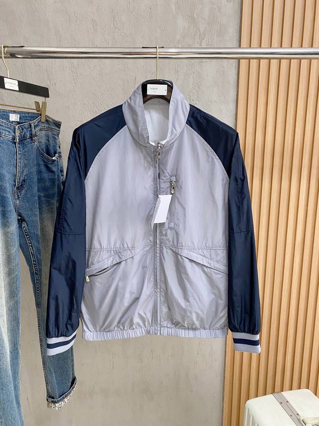 Bc Ss秋冬新品 休闲夹克外套，客供锦纶聚酯纤维棉混纺材质，器械型细点针织而成，纹理的造就基能非常清晰，质感柔软光滑，透气舒爽，对比色拼接缝制,彰显不拘一格自