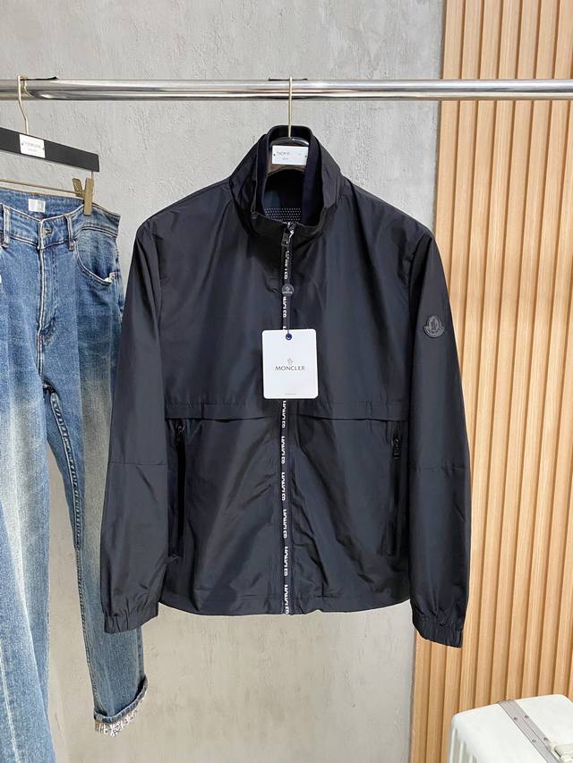 蒙口 Ss秋冬新品 休闲夹克外套，客供锦纶聚酯纤维棉混纺材质，器械型细点针织而成，纹理的造就基能非常清晰，质感柔软光滑，透气舒爽，对比色拼接缝制,彰显不拘一格自