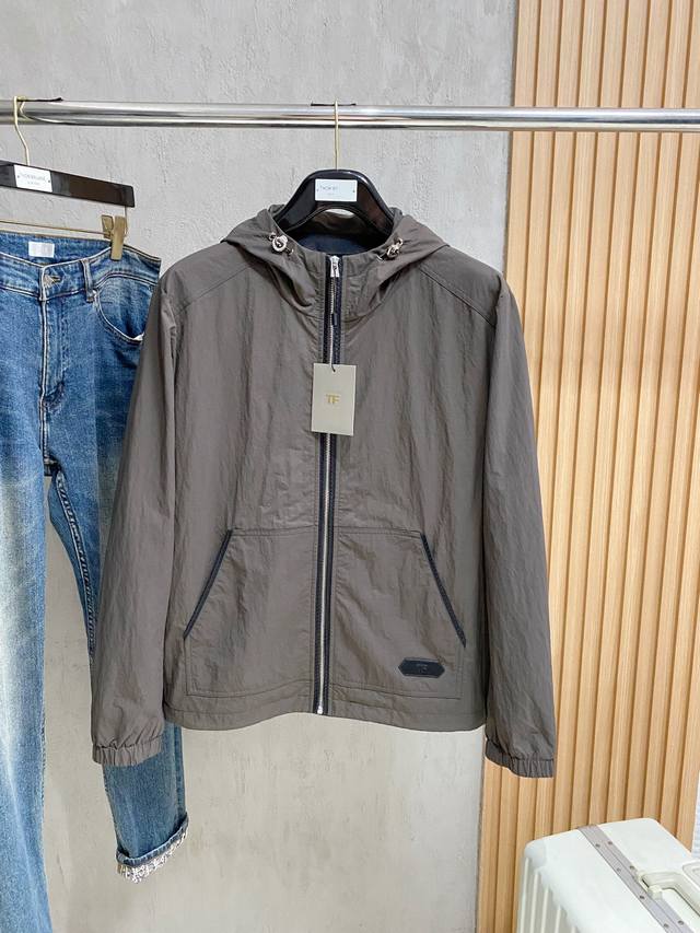 Tf Ss秋冬新品 休闲夹克外套，客供锦纶聚酯纤维棉混纺材质，器械型细点针织而成，纹理的造就基能非常清晰，质感柔软光滑，透气舒爽，对比色拼接缝制,彰显不拘一格自