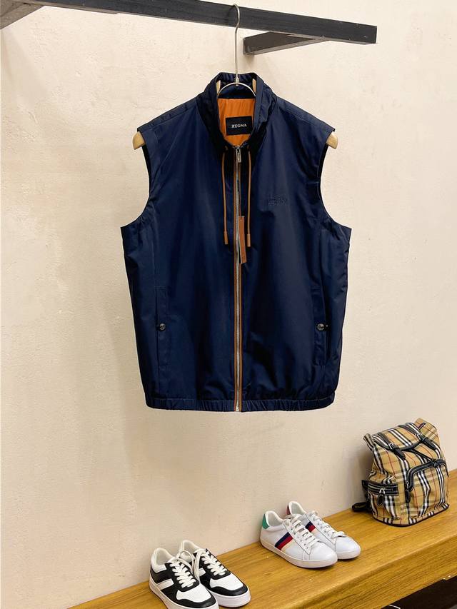 Zegna 杰尼亚薄棉马甲 2025早秋新款爆款专柜新款休闲时尚徽标刺绣字母夹克 马甲外套 K 超前卫设计风格 细腻舒适 穿着非常轻便不易起皱。多重重工艺 整体