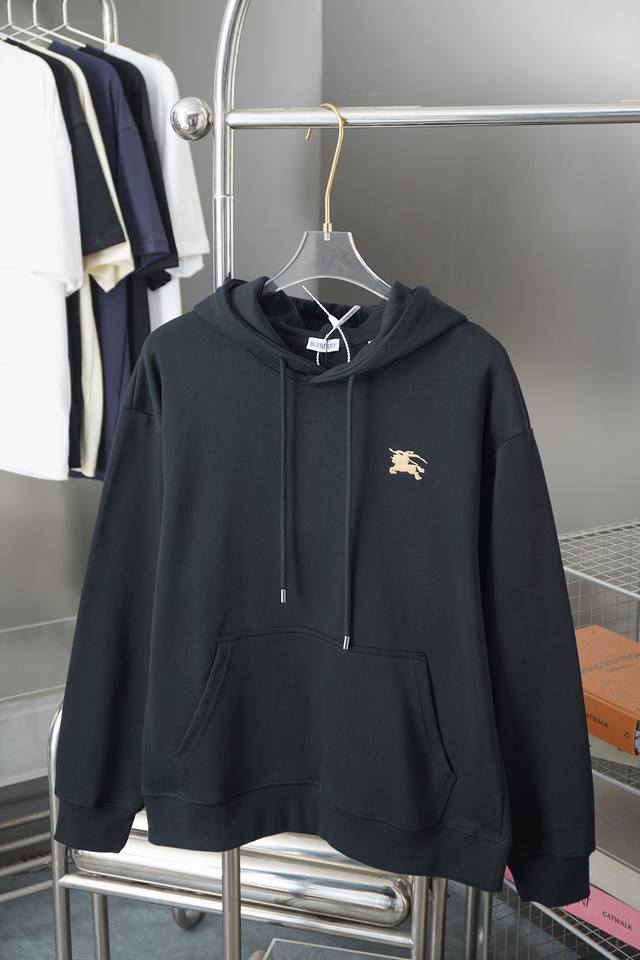 Bbr 25Fw秋冬 格纹刺绣战马连帽卫衣 轻奢主义 男女日常通勤穿搭必备单品 正确版本 欢迎对比 详细特征 采用480克纯棉双纱鱼鳞毛圈面料 面部无尘烧毛工艺