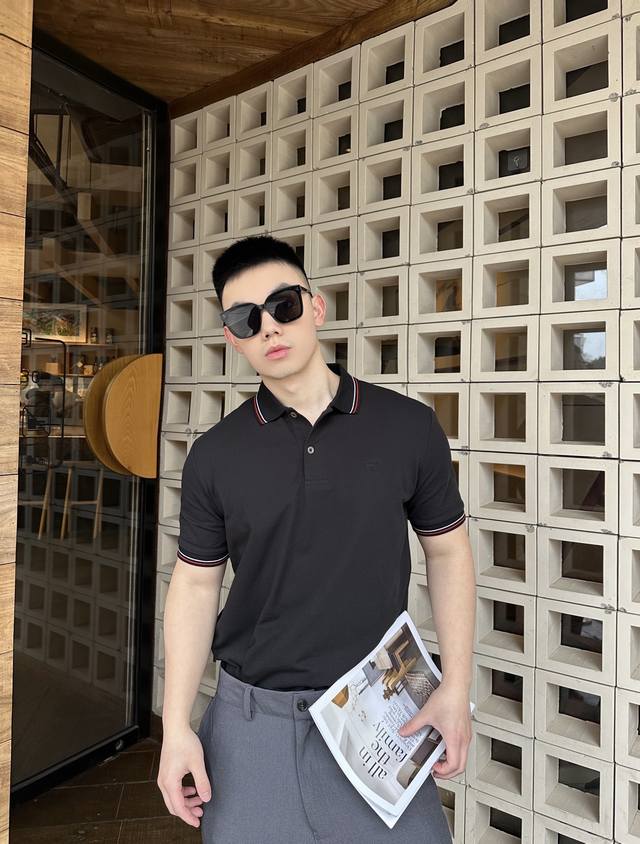 prada 刺绣徽标polo衫 定制雅泽珠光织 透气清爽 舒适贴肤 以黑色为主调 红白条纹巧妙点缀 增添了一抹活力 让简约中不失亮点 标志性prada徽标展现胸