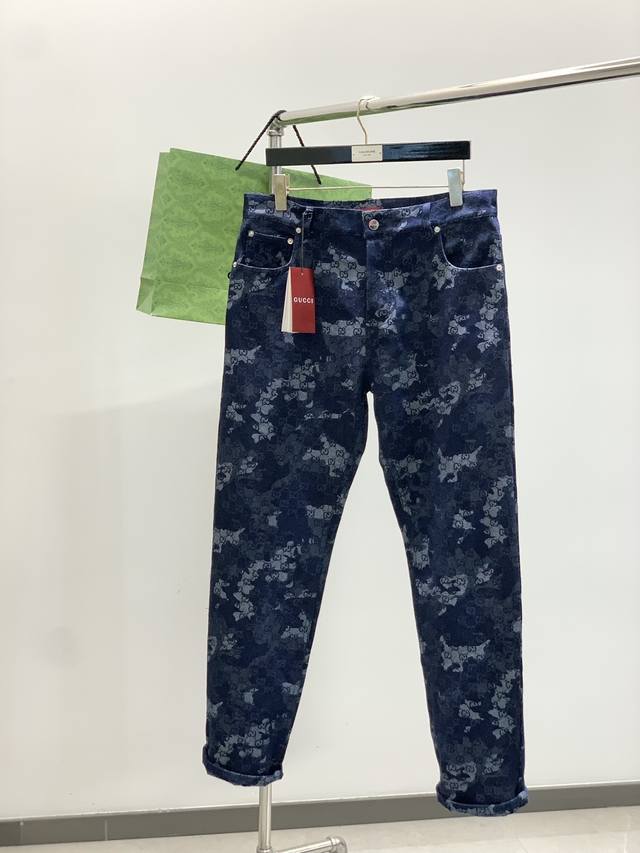 上衣p ，裤子p310，Gucci 古驰，2025秋季最新款，专柜同步有售，原单狠货，时尚休闲牛仔套装，上身很有特点！吸睛而有亮点，进口原版面料，顶级提花工艺字