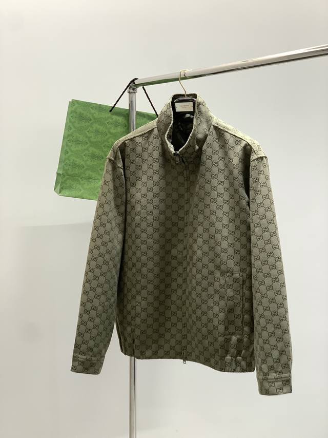 Gucci 古驰，2025秋季最新款，专柜同步有售，原单狠货，时尚休闲夹克外套，上身很有特点！吸睛而有亮点，进口原版面料，顶级提花工艺字母图案装饰Logo，原版