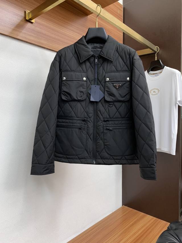 2025年秋冬新款 官网 高端原厂代工 官方经典王牌单品！最新加棉夹克外套 多明星穿搭示范款！！ 新一季男装充满现代感与科技感，将时装美学与户外元素混搭结合，极