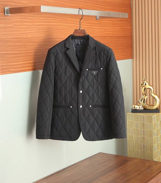prada秋款2025最新款时尚设计师款棉服外套.处处细节显工艺足够的高级 结构性剪裁的设计改变来展现男士多样的形象变化，修身利落、剪裁合体，满足时下正流行的多