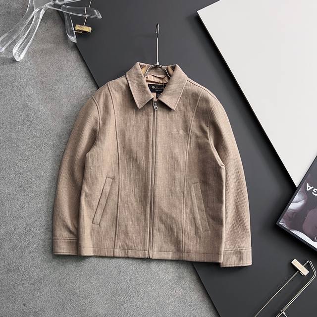 Lp、2025Ss秋冬爆款标识刺绣拉链羊毛外套 面料厚重超感，内里紧实绵密的针织纹理，贴身穿着舒适透气，亲肤柔顺，经典纯色系上身简约大方，运动感十足。尺码：48