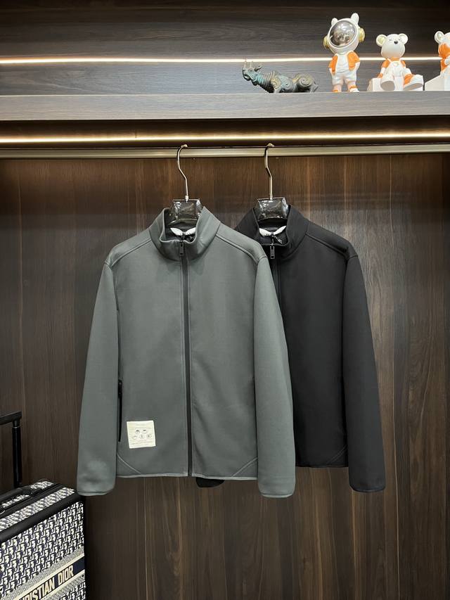 Zegna 2025Ss早秋新款发布杰尼亚立领夹克外套，秋季爆款夹棉夹克，字母Logo刺绣款穿上就是舒适自在又显瘦的存在，慵懒而随性，结合干净简单的色系就特别耐