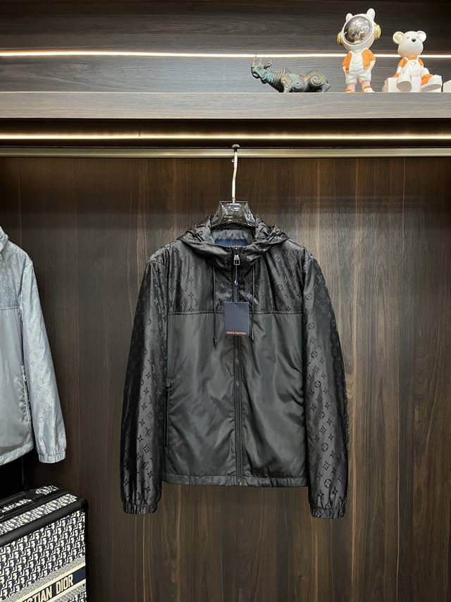 Lv 2025Ss早秋新款发布驴牌连帽夹克外套，提花面料秋季爆款夹薄棉夹克，穿上就是舒适自在又显瘦的存在，慵懒而随性，结合干净简单的色系就特别耐看，适合日常穿着