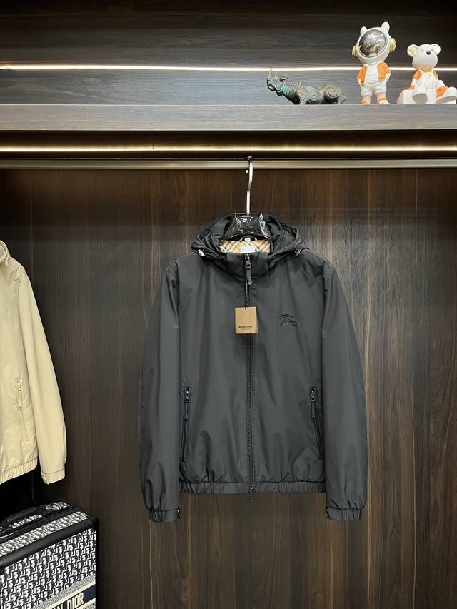 Burberey 2025Ss早秋新款发布巴宝莉连帽夹克外套，帽可拆秋季爆款夹薄棉夹克，战马Logo刺绣款穿上就是舒适自在又显瘦的存在，慵懒而随性，结合干净简单