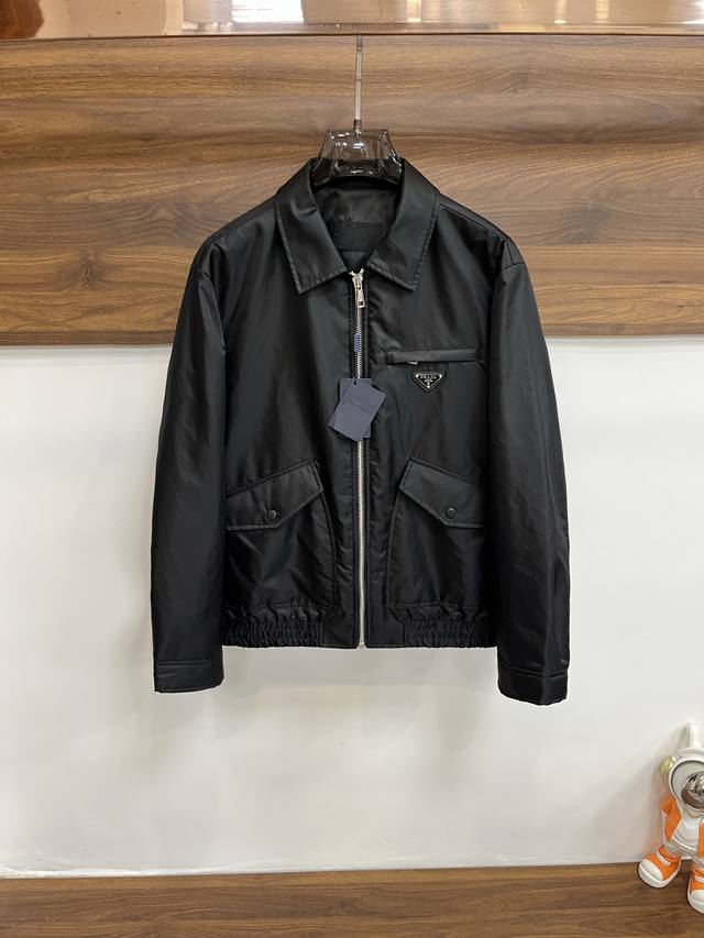 prada 2025Ss早秋新款发布普拉达翻领外套，秋季爆款夹薄棉设计外套，穿上就是舒适自在又显瘦的存在，慵懒而随性，结合干净简单的色系就特别耐看，适合日常穿着