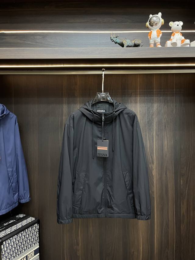 Zegna 2025Ss早秋新款发布杰尼亚连帽外套，秋季爆款夹薄棉外套，穿上就是舒适自在又显瘦的存在，慵懒而随性，结合干净简单的色系就特别耐看，适合日常穿着~倾