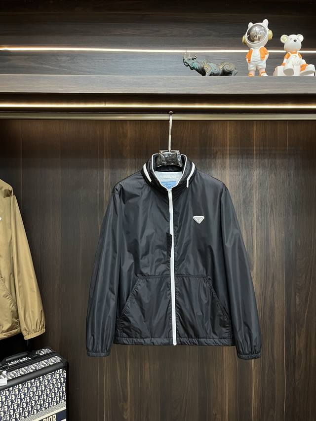 prada 2025Ss早秋新款发布普拉达连帽外套，秋季爆款隐藏帽设计外套，穿上就是舒适自在又显瘦的存在，慵懒而随性，结合干净简单的色系就特别耐看，适合日常穿着