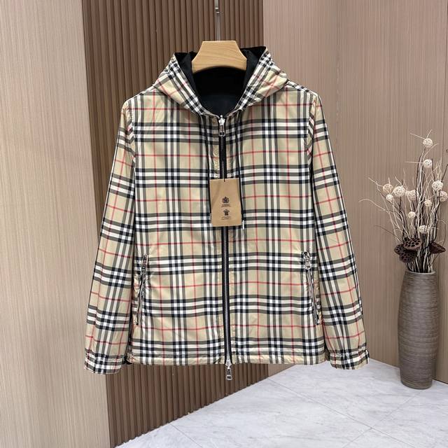 Burberry 巴宝莉 新款双面穿夹克，官网同步，原版订制聚酯纤维面料，面净版设计，背面设计经典格子双面穿，戴帽设计更防风保暖，衣襟拉链设计保暖性更强，胸前品