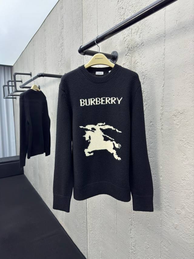 Burberry 战马徽标羊绒针织毛衣，精选高品质的羊毛与羊绒原料，按照一定的比例进行混纺。纱线染色与订染：解析原版 对纱线进行订染，确保颜色还原度、且色牢度良