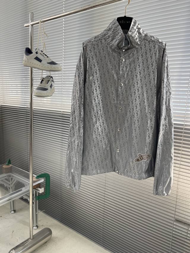 Dio 2025早秋新品，通体反光印花工艺，Lewis Hamilton，限定系列。点缀以重新诠释Dio标识，抽绳底边和袖口，定制辅料原版开发1：1还原。 码数